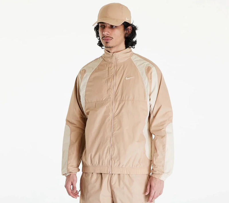 Jaqueta Corta Vento Nike X Nocta - Edição Especial, Woven Track Bege Areia/Marrom